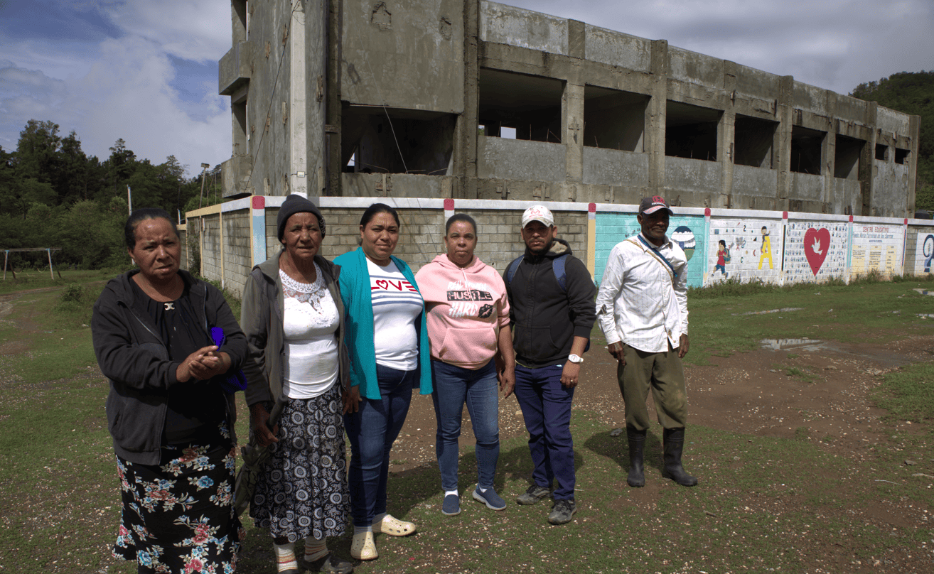 Comunitarios de Las Cañitas solicitan al Gobierno que complete la construcción de la escuela.&nbsp;