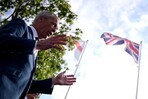 El primer ministro brit&aacute;nico apunta al populista Farage como el enemigo a batir