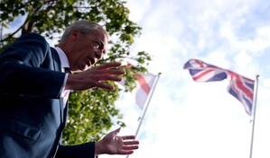 El primer ministro brit&aacute;nico apunta al populista Farage como el enemigo a batir