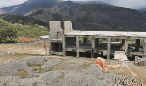La eterna construcci&oacute;n de planteles escolares en la Cordillera Central agudiza la deuda social