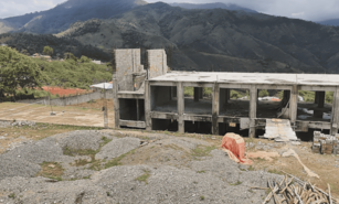 La eterna construcci&oacute;n de planteles escolares en la Cordillera Central agudiza la deuda social