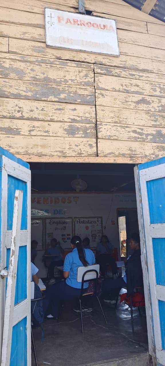 Los estudiantes reciben docencia en una parroquia.