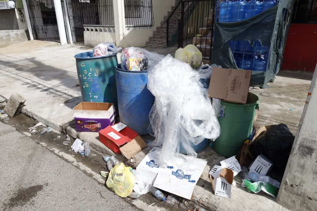 Ante la falta de contenedores, las personas lanzan la basura en las aceras.