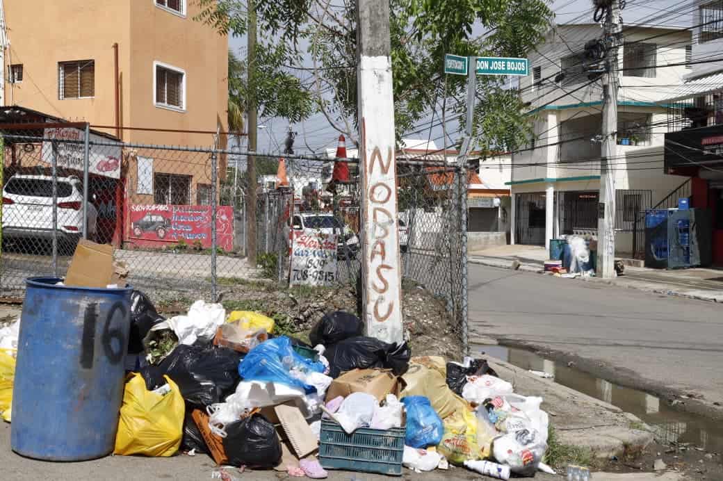 Residentes de sectores del suroeste de Santiago temen que el c&uacute;mulo de basura contribuya a la propagaci&oacute;n de enfermedades.