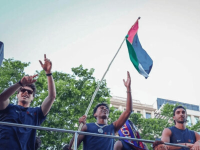A Flick no le gustó ver a Lamine Yamal con una bandera palestina