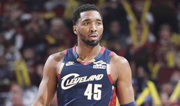 Cavaliers empata serie ante Pistons con una segunda parte de r&eacute;cord de Mitchell