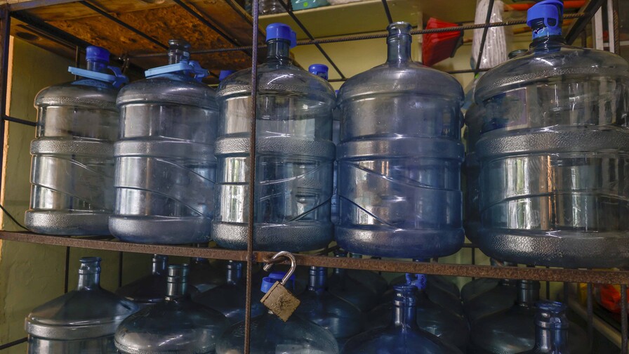 Botellones de agua suben hasta RD$10 y elevan el gasto mensual de las familias