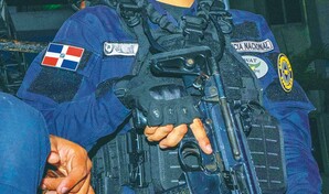 Agentes manchan uniforme de la Polic&iacute;a con feminicidios