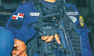 Agentes manchan uniforme de la Polic&iacute;a con feminicidios