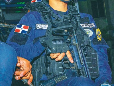 Agentes manchan uniforme con feminicidios