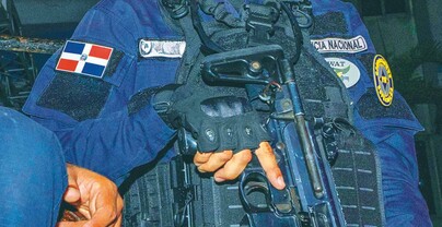 Agentes manchan uniforme de la Polic&iacute;a con feminicidios