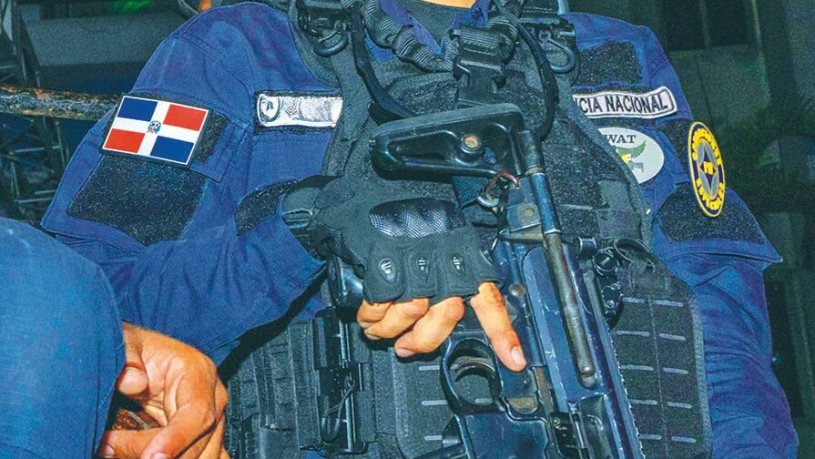 Agentes manchan uniforme de la Polic&iacute;a con feminicidios