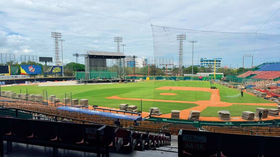 Retiran carpeta del Estadio Quisqueya, luego de espect&aacute;culo art&iacute;stico