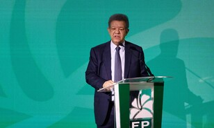 Leonel Fern&aacute;ndez dice que la reducci&oacute;n a los partidos pone en riesgo la democracia