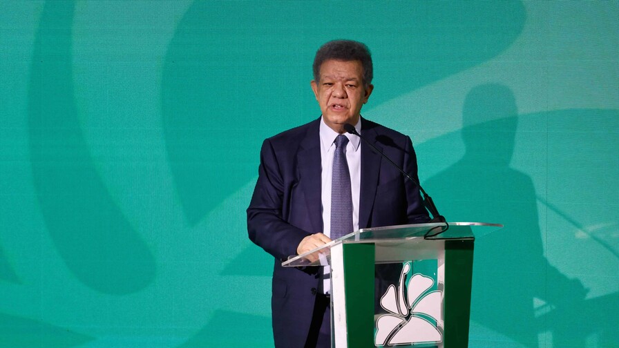 Leonel Fern&aacute;ndez dice que la reducci&oacute;n a los partidos pone en riesgo la democracia