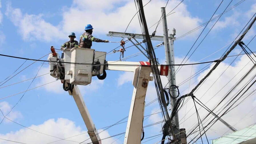 Edeeste rehabilita redes el&eacute;ctrica en el sector de Los Tres Brazos
