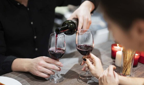 El consumo mundial de vino continu&oacute; cayendo en 2025 y baj&oacute; un 2.7 %