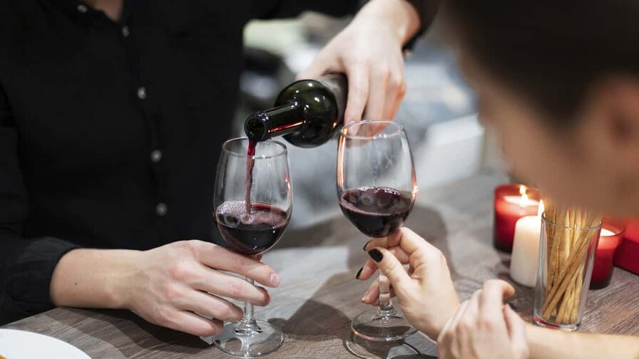 El consumo mundial de vino continu&oacute; cayendo en 2025 y baj&oacute; un 2.7 %