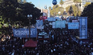 Decenas de miles de argentinos marcharon contra recortes de Milei a las universidades p&uacute;blicas