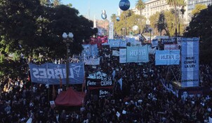 Decenas de miles de argentinos marcharon contra recortes de Milei a las universidades p&uacute;blicas