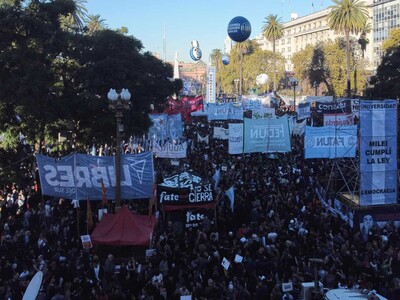 Argentinos marcharon contra recortes de Milei a universidades