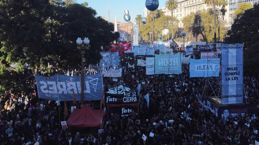 Decenas de miles de argentinos marcharon contra recortes de Milei a las universidades p&uacute;blicas