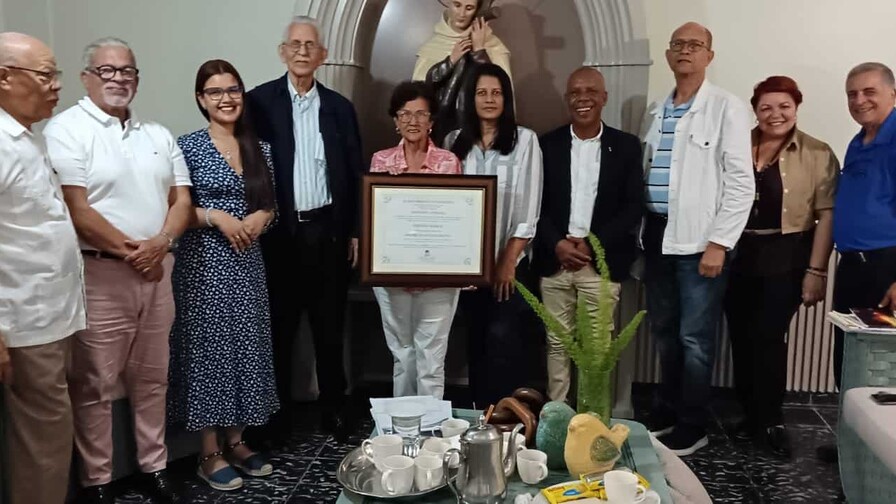 Ateneo Insular celebr&oacute; su encuentro literario de abril
