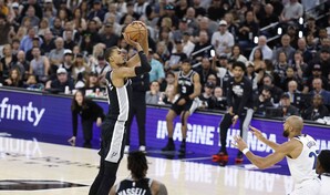 Un descomunal Wembanyama pone a Spurs a un paso de final del Oeste
