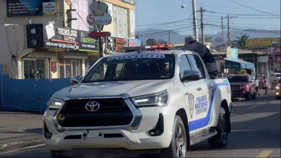 Policía arresta a dos hombres que realizaban carreras clandestinas en la avenida Jacobo Majluta
