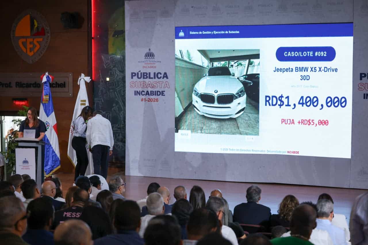 Momento en que es subastada una yipeta BMW en la primera subasta p&uacute;blica de bienes decomisados, organizada por el Instituto Nacional de Custodia y Administraci&oacute;n de Bienes Incautados (Incabide), levanta su n&uacute;mero durante una de las pujas.