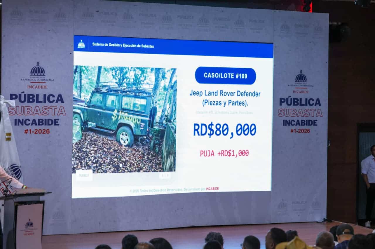 Momento en que es subastada una Jeep Land Rover en la primera subasta p&uacute;blica de bienes decomisados, organizada por el Instituto Nacional de Custodia y Administraci&oacute;n de Bienes Incautados (Incabide), levanta su n&uacute;mero durante una de las pujas.