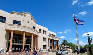 Abogados denuncian que mora judicial retrasa sentencias y audiencias en Santiago
