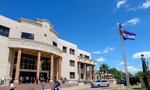 Abogados denuncian que mora judicial retrasa sentencias y audiencias en Santiago
