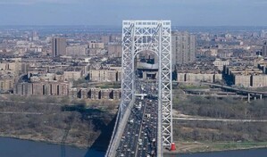 Escombros caen sobre veh&iacute;culo en autopista de El Bronx y dejan un herido