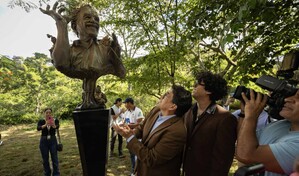 Venezuela rinde homenaje a Gabriel Garc&iacute;a M&aacute;rquez con una escultura en Caracas