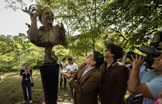 Venezuela rinde homenaje a Gabriel Garc&iacute;a M&aacute;rquez con una escultura en Caracas