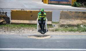 Hoyo en carril izquierdo provoca riesgos en avenida Charles de Gaulle
