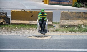 Hoyo en carril izquierdo provoca riesgos en avenida Charles de Gaulle