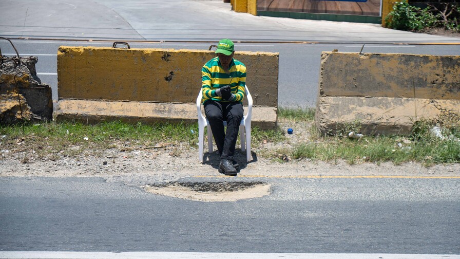 Hoyo en carril izquierdo provoca riesgos en avenida Charles de Gaulle