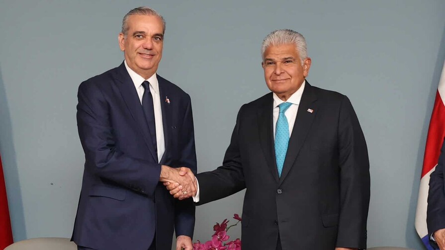 El presidente Abinader regresa al pa&iacute;s y se reintegra a sus labores