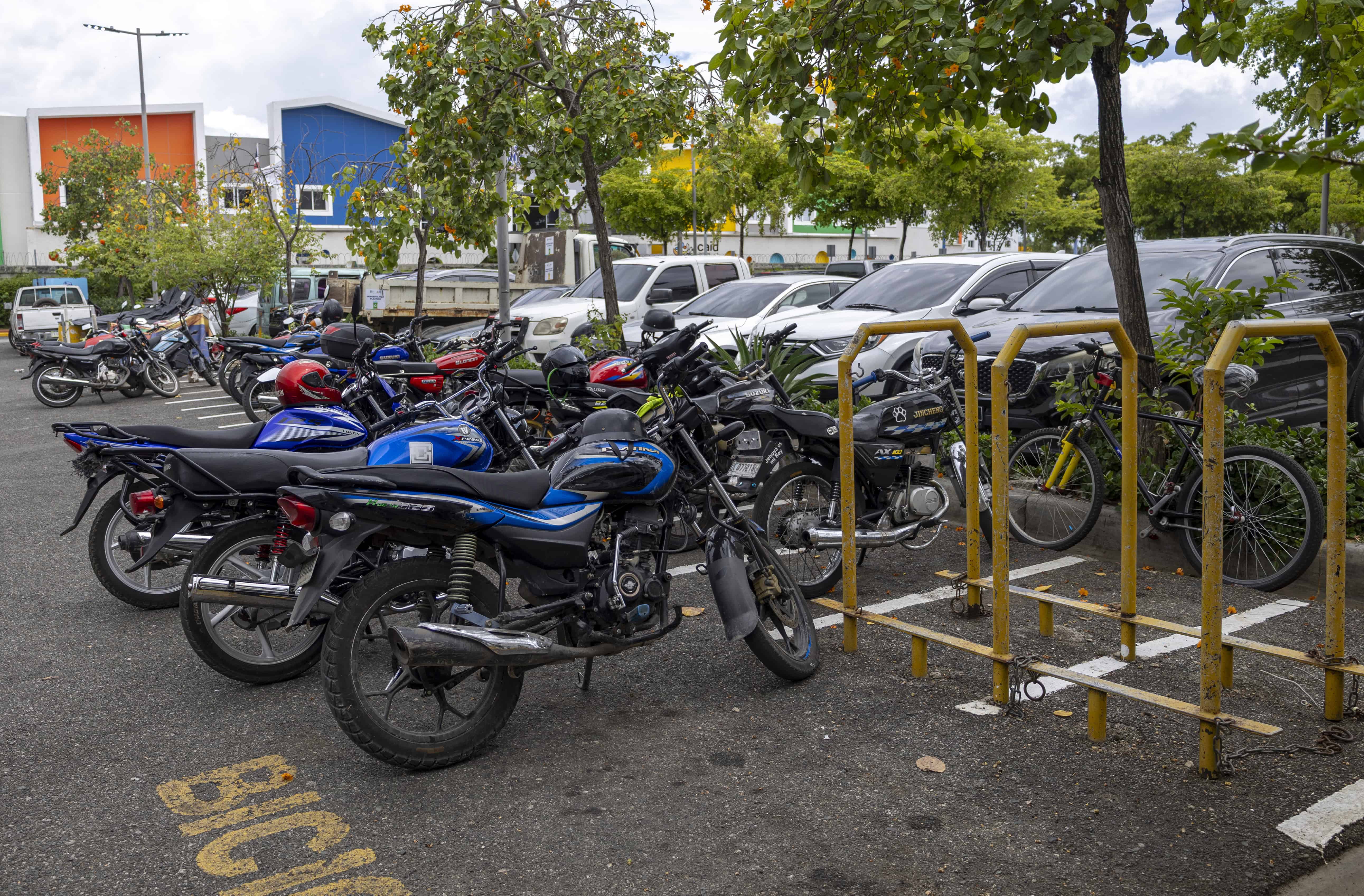 Las motocicletas son el medio de transporte m&aacute;s popular del pa&iacute;s.