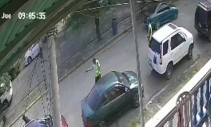 Agente de la Digesett responde con disparo a bofetada que le propin&oacute; un motorista en Santiago