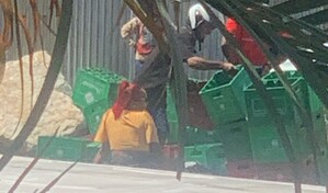 Vuelco de patana deja botellas y guacales esparcidos cerca de Plaza de la Bandera