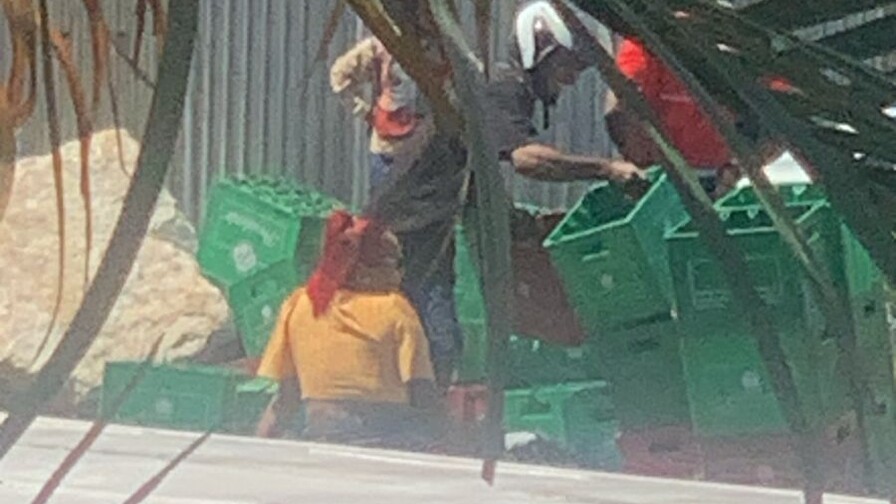 Vuelco de patana deja botellas y guacales esparcidos cerca de Plaza de la Bandera