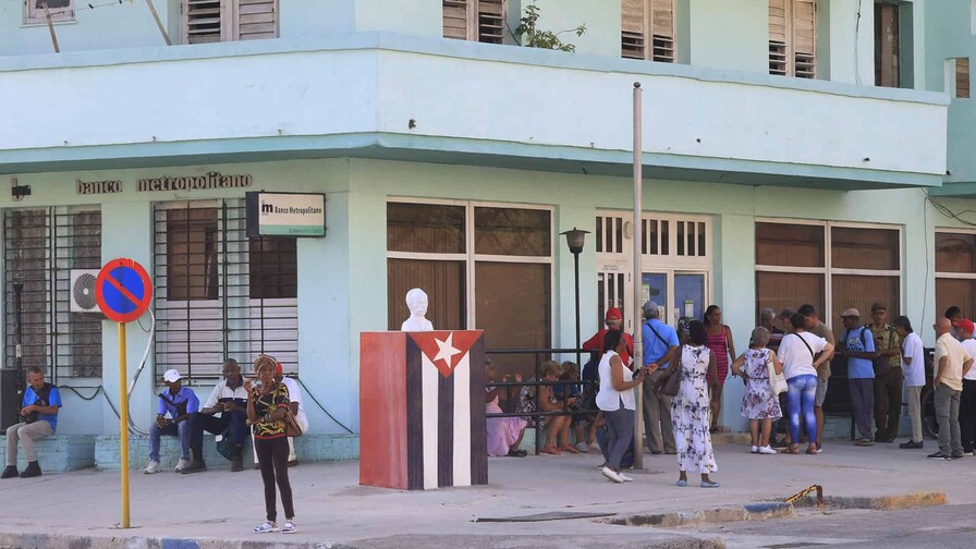 Cuba restablece lentamente la electricidad tras apagón masivo, pero la situación sigue crítica Cuba restablece lentamente la electricidad tras apagón masivo, pero la situación sigue crítica