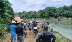 Autoridades intervienen mientras sacaban arena con pala mec&aacute;nica en el r&iacute;o Haina