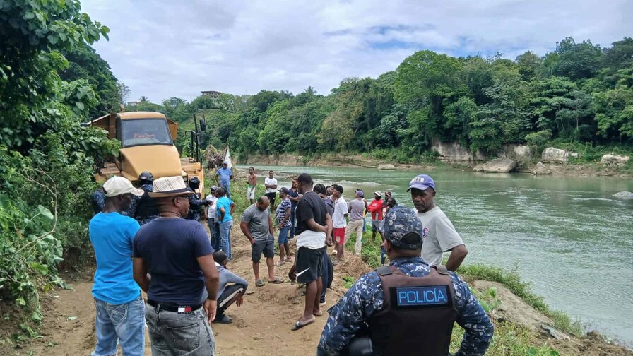 Autoridades intervienen mientras sacaban arena con pala mec&aacute;nica en el r&iacute;o Haina
