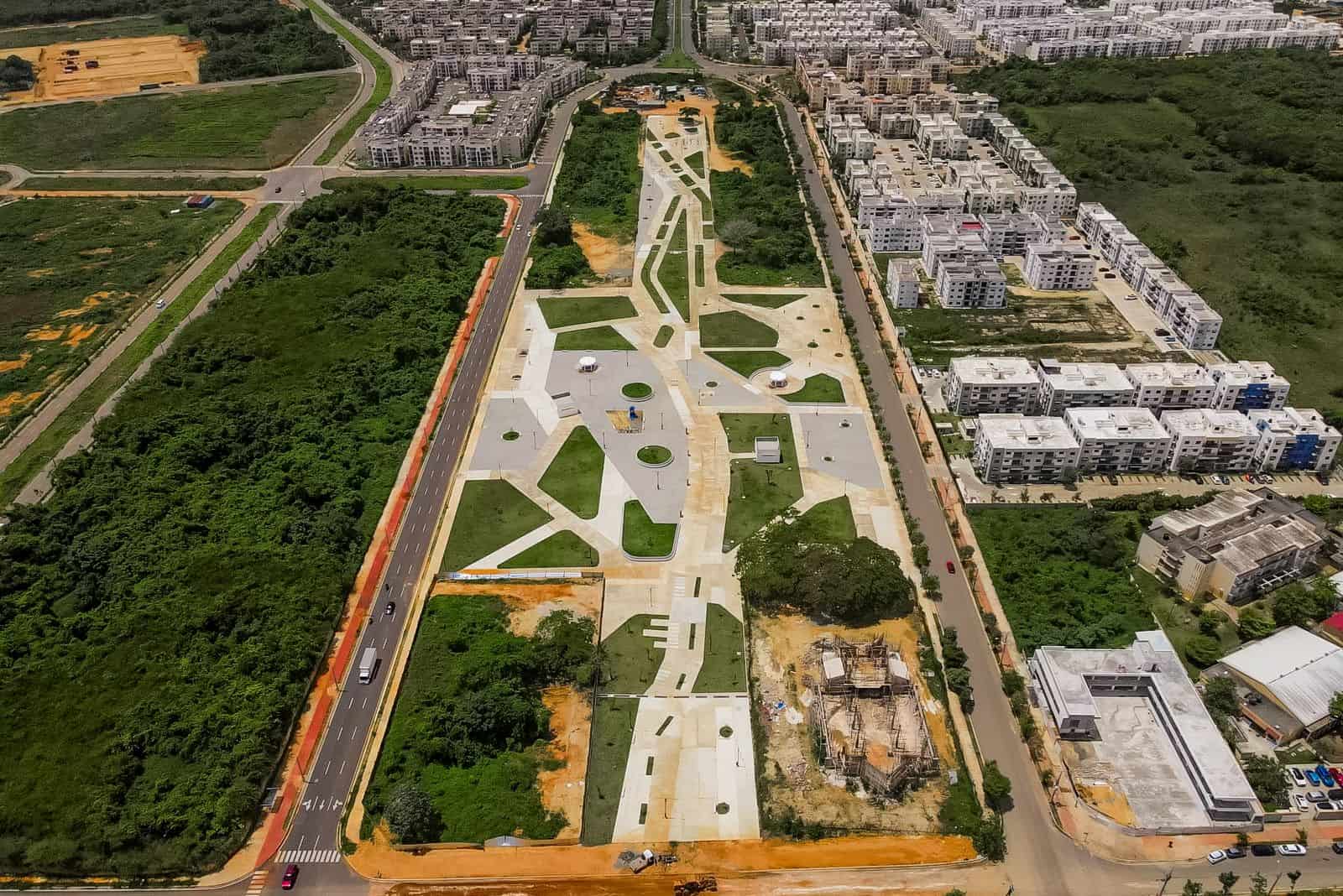 La Plaza Constituci&oacute;n se suma a otras dos plazas consolidadas que cruzan la Ciudad Juan Bosch de norte a sur.