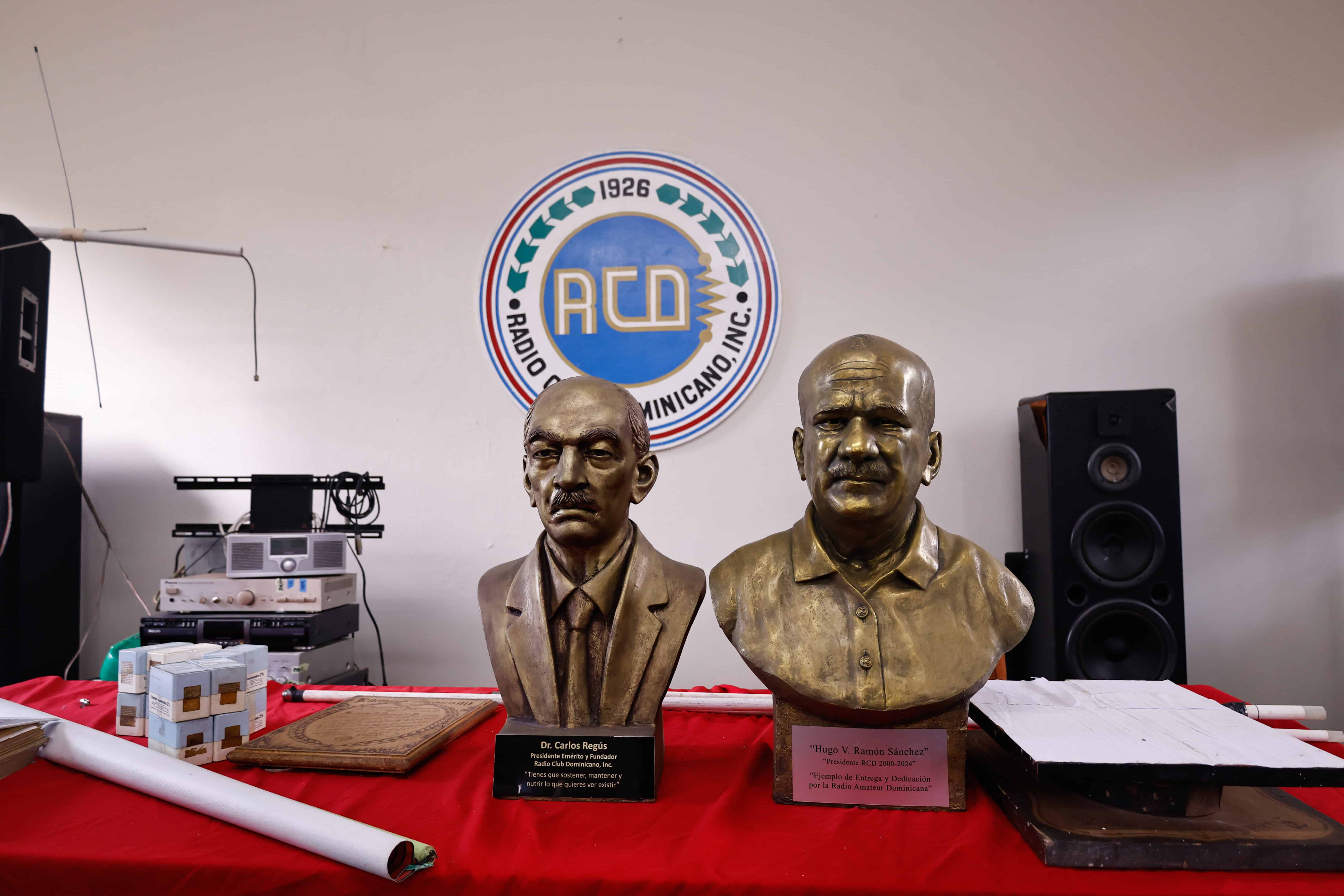 A la izquierda el busto del fundador del Radio Crub Dominicano, doctor Carlos Reg&uacute;s. A su lado, Hugo V. Ram&oacute;n S&aacute;nchez.