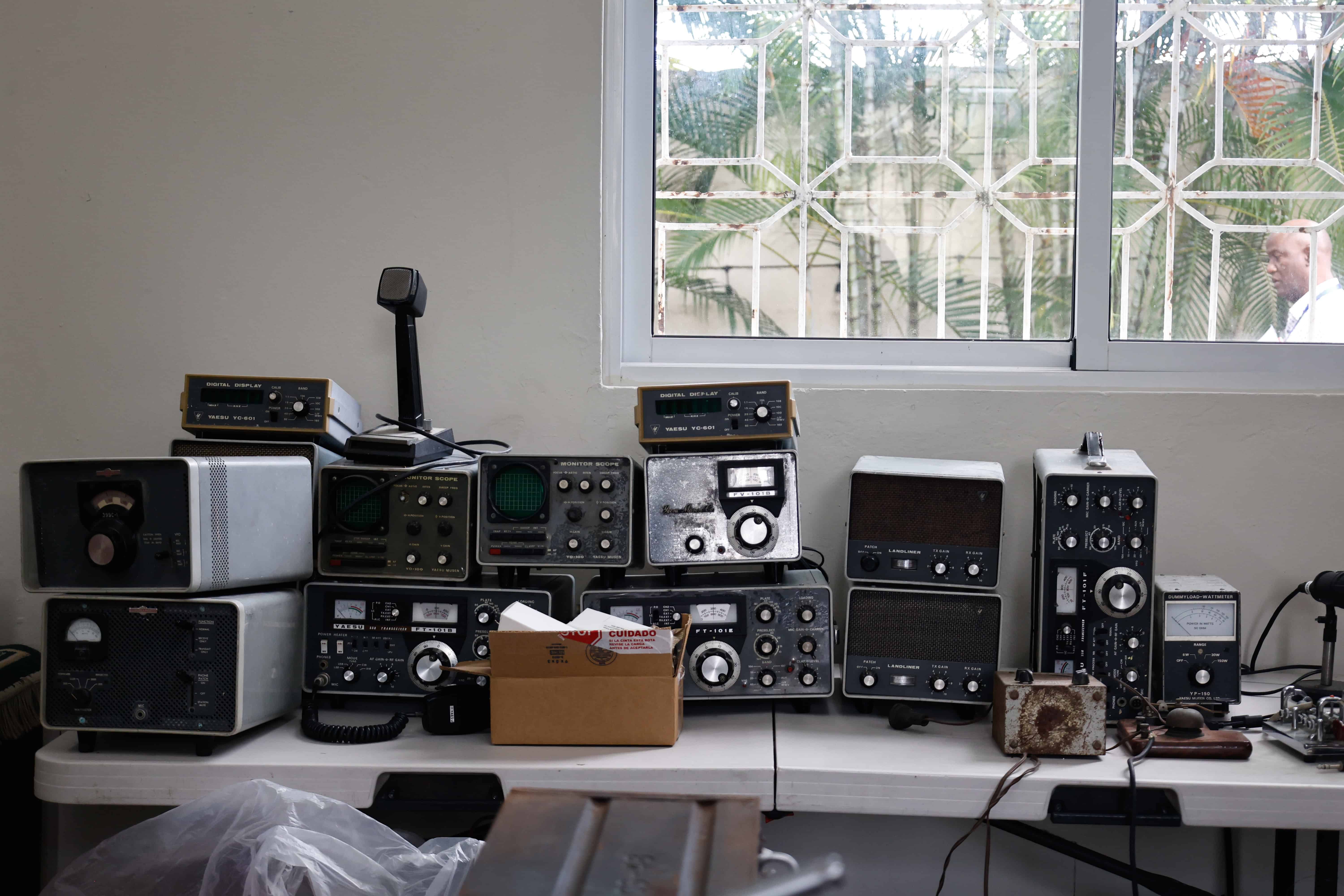 Equipos de comunicaci&oacute;n obsoletos que se exhibir&aacute;n en un museo de Radio Aficionado Dominicano.&nbsp;